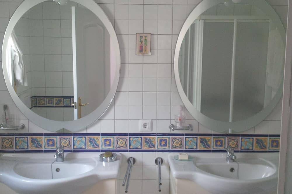 Villa de lujo de 5 * con piscina y jardines en La'Azohia. 5 minutos a pie de playa. Wi-Fi gratis in El Pinar de San Gines, Cartagena