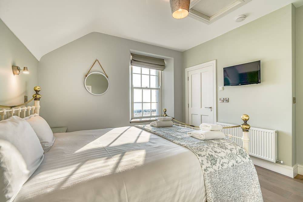 Cliff House | Ocean View | Pizza Oven, Sports Pitch & Games Room | Sleeps 14 in Donegal, Irish Ulster