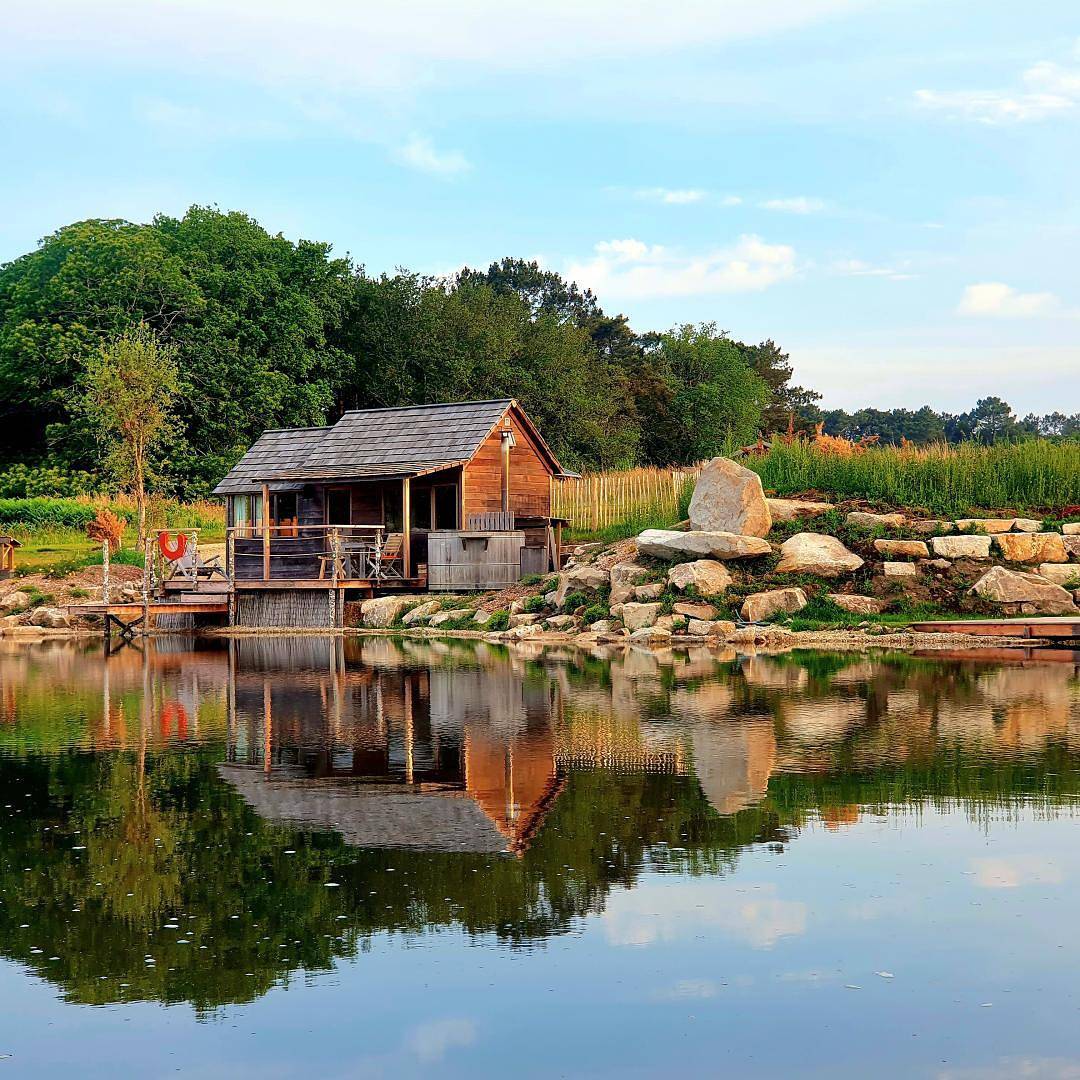 La cabane spa au bord de l'eau Hoëdic : pour un moment unique en Bretagne in Ploemel, Côte des Mégalithes
