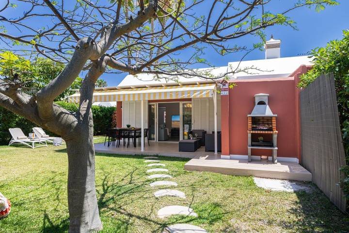 Bungalow para 6 personas, con jardín además de piscina y terraza en Campo Internacional