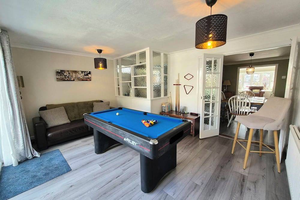 Spacious home with pool table, 3 bedrooms, 2 minutes drive from seafront in Gosport, Hampshire
