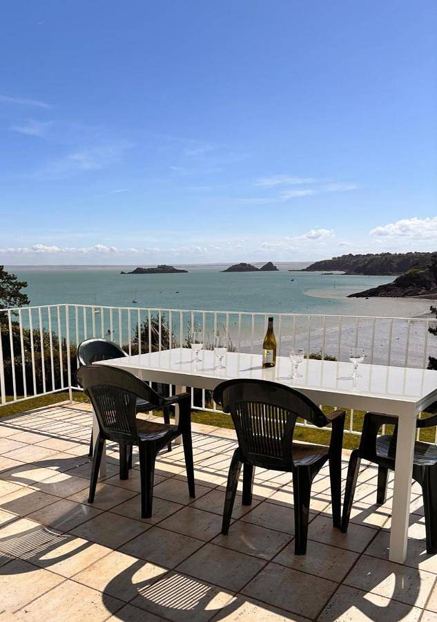 Maison La Barbe Brulée, house with sea view in Cancale, Baie du Mont-Saint-Michel