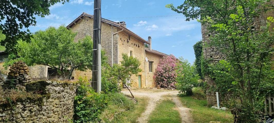 Gîte pour 2 personnes, avec jardin et terrasse ainsi que piscine et vue à Veyrines-de-Vergt - 2