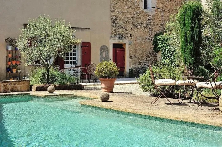 Alojamiento y desayuno para 3 personas, con vistas además de piscina y jardín - 1