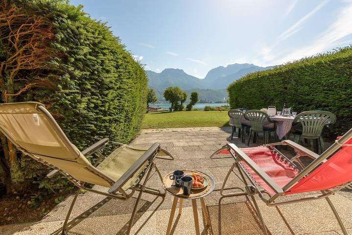 Location de vacances pour 5 personnes, avec terrasse ainsi que vue sur le lac et jardin à Duingt
