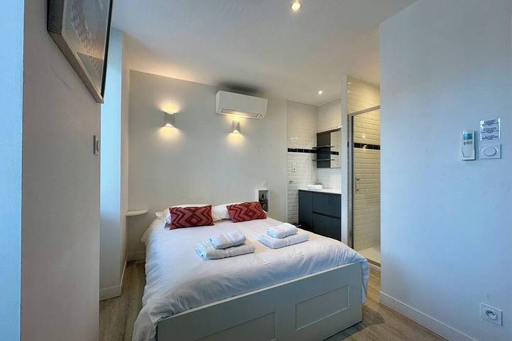 Appartement entier, Casa Blum #3 - T2 climatisé avec terrasse, à 2 pas de la gare in Brive-la-Gaillarde, Région de Brive-la-Gaillarde