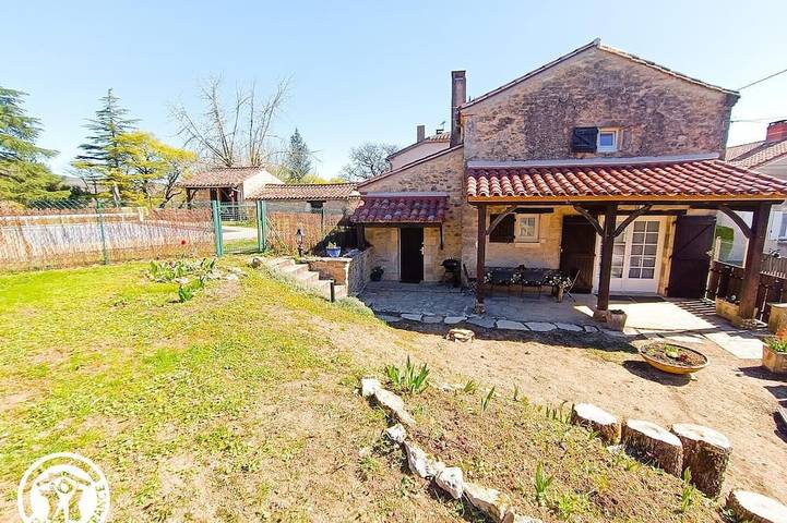Location de vacances pour 4 personnes, avec Jardin à Valroufié