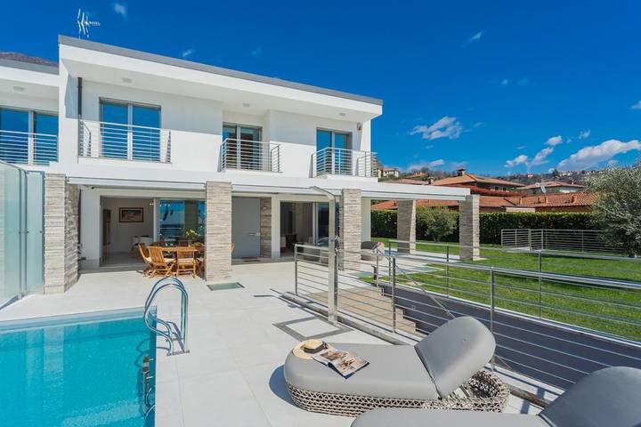 Villa pour 8 personnes, avec piscine et balcon ainsi que jardin et vue, animaux acceptés dans Tremezzo