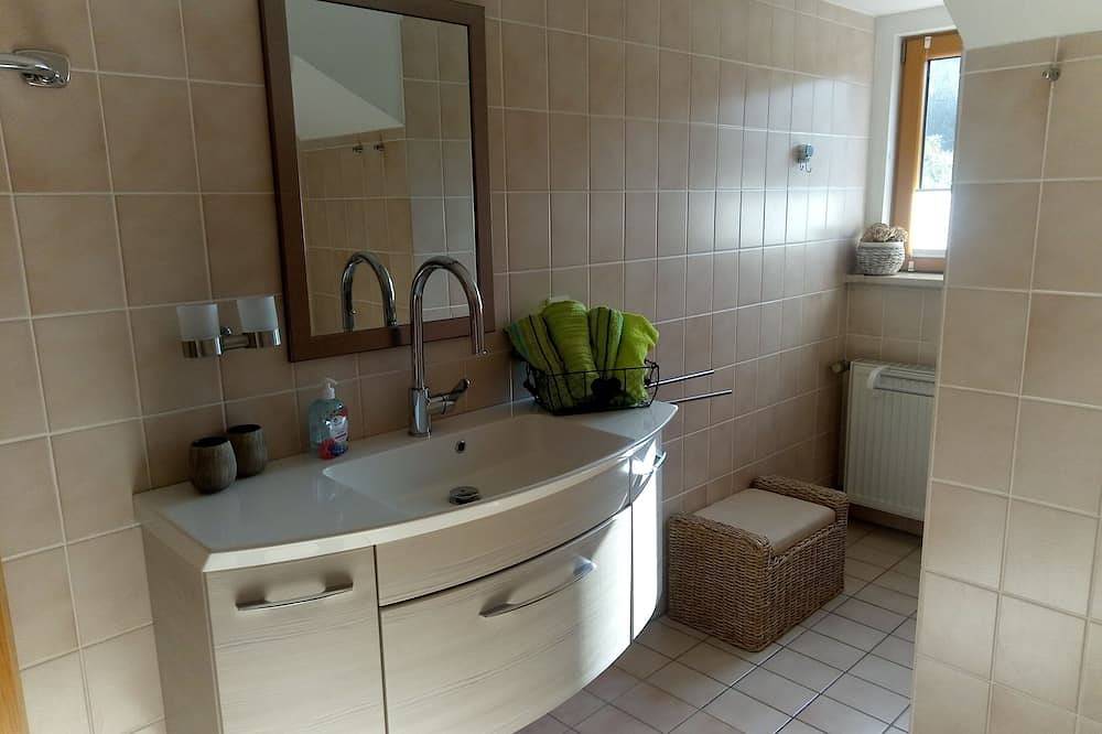 Ganze Wohnung, Fewo mit Liebe zum Detail, Therme/Seenähe, Wandern ab Haus, Balkon m. Aussicht in Weißenstadt, Oberfranken