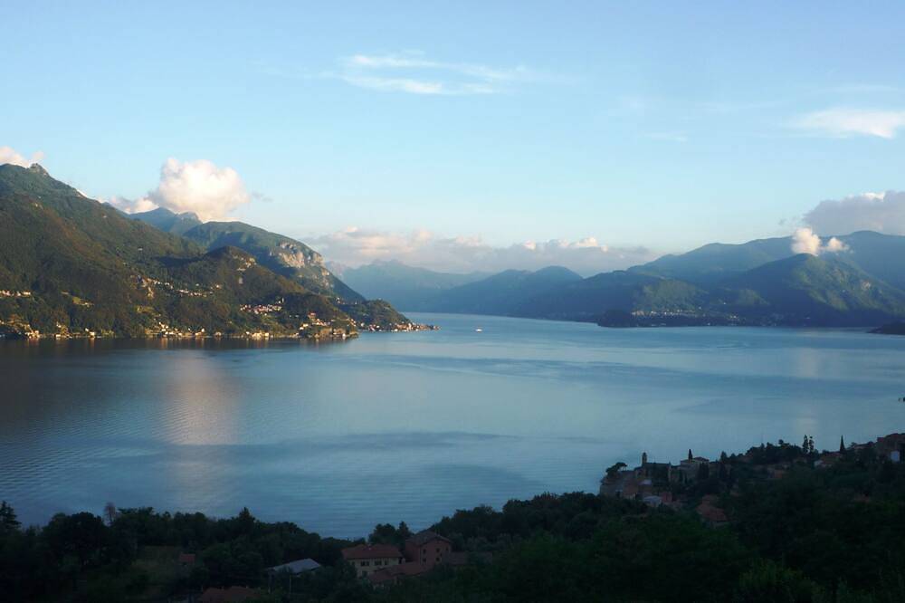 Schönes Haus mit Weinreben bewachsenen Terrasse mit Blick auf den Comer See in Santa Maria Rezzonico, Comune di San Siro