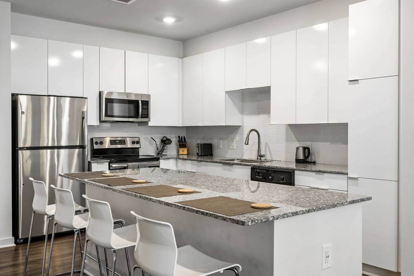 Appartamento intero, (S2Ba) Modern 2-Br, Walkable in Midtown, 1 Block from Marta in Atlanta, Contea di Fulton