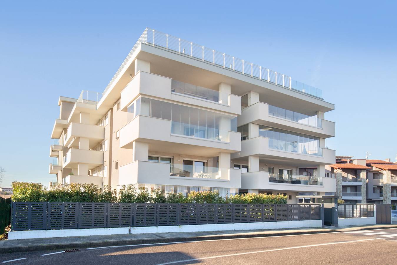 Ganze Wohnung, Perla Garda Lake Apartment With Pool in San Benedetto (Peschiera del Garda), Peschiera del Garda