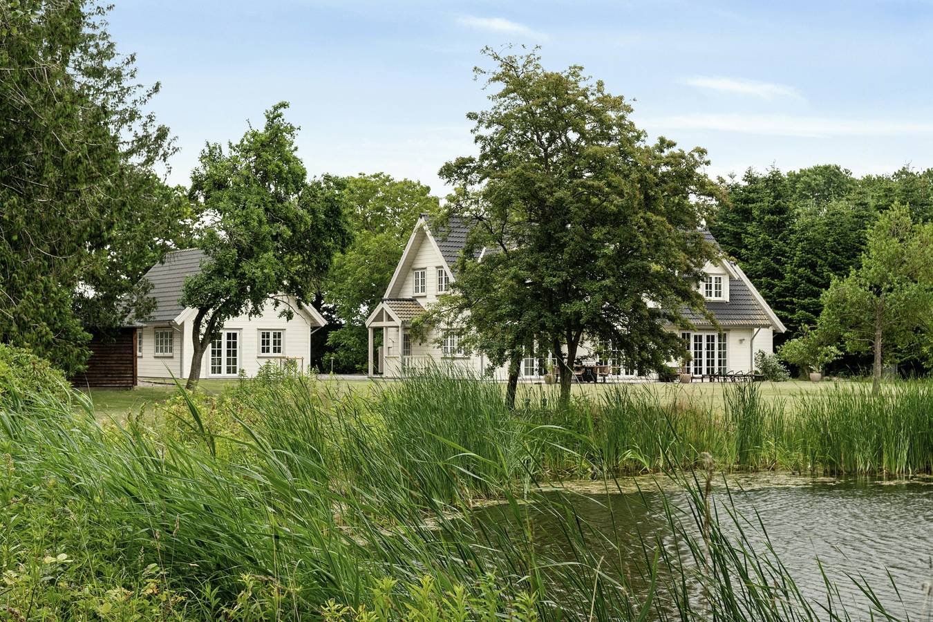 Guest house by lake and forest in Swedish Baltic Sea