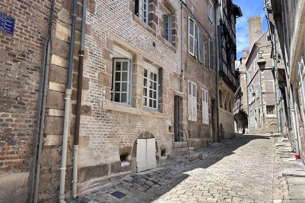 Apartamento entero, ¡Encantador Dúplex Histórico en el Corazón de Moulins con 2 Habitaciones y Todas las Comodidades! in Moulins, Allier (desambiguación)