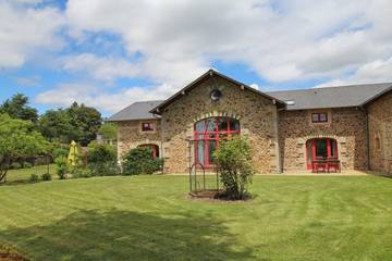 Gîte pour 8 personnes, avec piscine et jardin dans Saint-Priest-Taurion