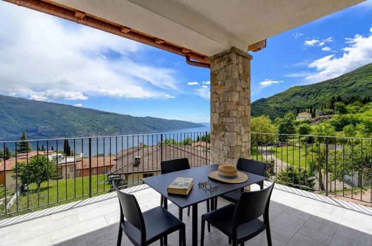 Appart’hôtel pour 6 personnes, avec vue sur le lac et balcon ainsi que vue et piscine