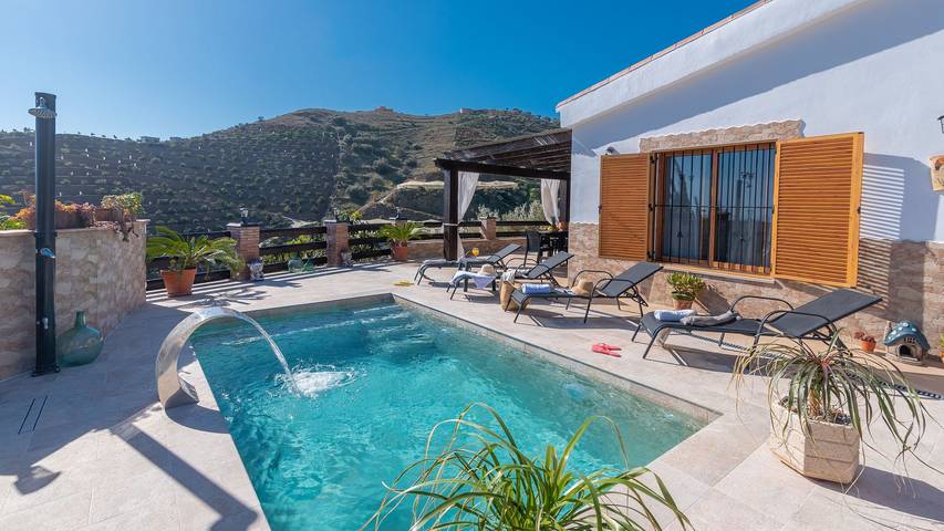 Villa für 4 Personen, mit Balkon/Terrasse und Pool in Torrox