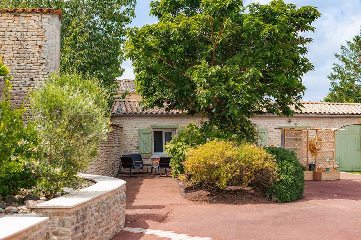 Gîte Le Romarin: Shared Pool, Communal Terrace & Wi-Fi in Courçon in Courçon, La Rochelle region