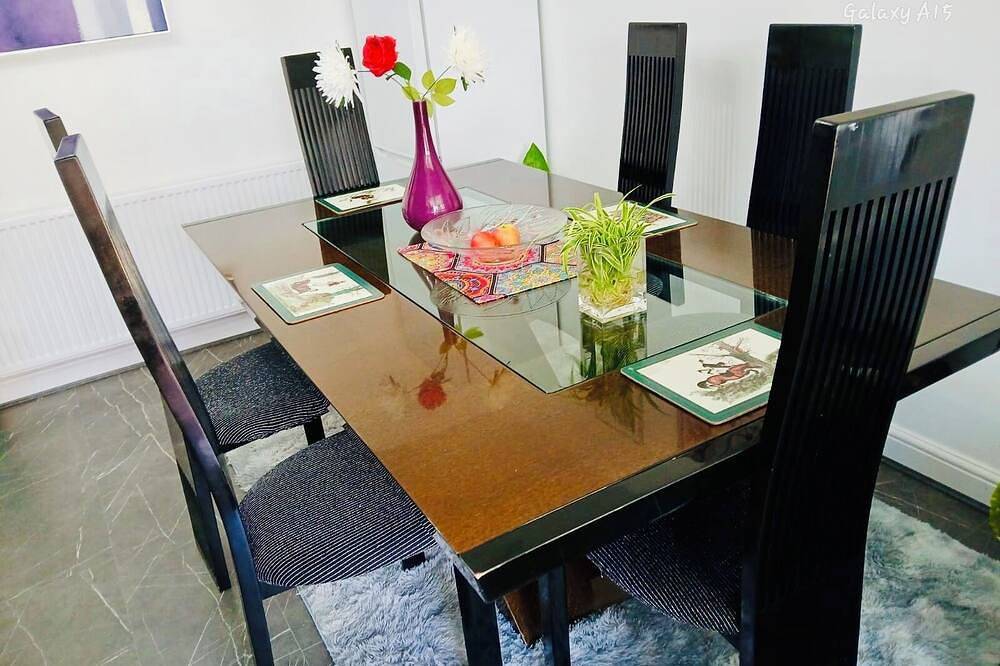 Convenient & spacious house close to golf club and easy links to central London. in Barking and Dagenham, London