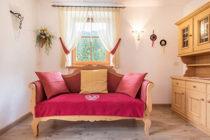 Ferienhaus für 10 Personen, mit Balkon und Garten sowie Seeblick in Canazei