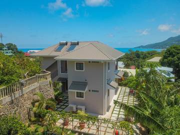 Gîte pour 2 personnes, avec jardin et vue dans Beau Vallon