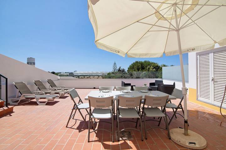 Holiday Home 'Quinta Alegre Tavira T3' with Shared Pool, Wi-Fi and Air Conditioning in Luz de Tavira e Santo Estévão, Parque Natural da Ria Formosa