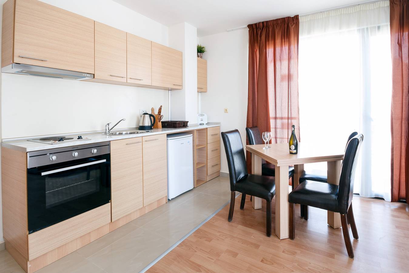 Apartamento entero, Apartamento de 1 dormitorio junto al mar con balcón, máximo 4 huéspedes in Sunny Beach, Provincia de Burgas