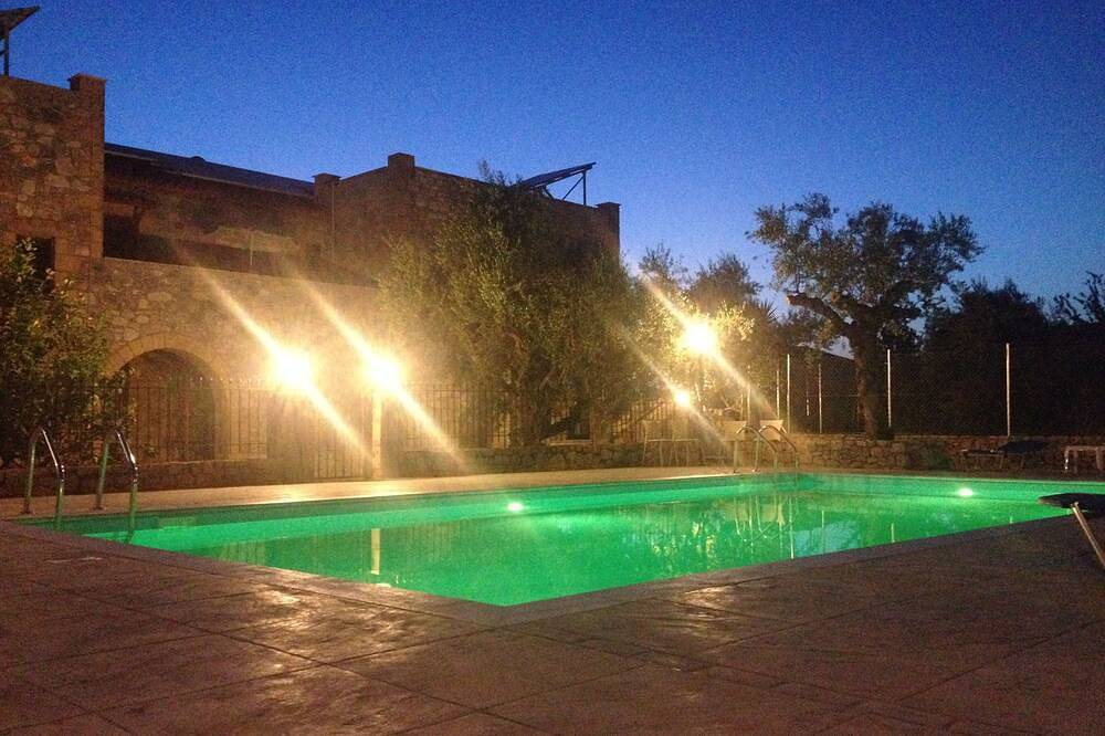 Kleine Burg aus Stein in der berühmten Stoupa mit Pool in Stoupa, Messenien