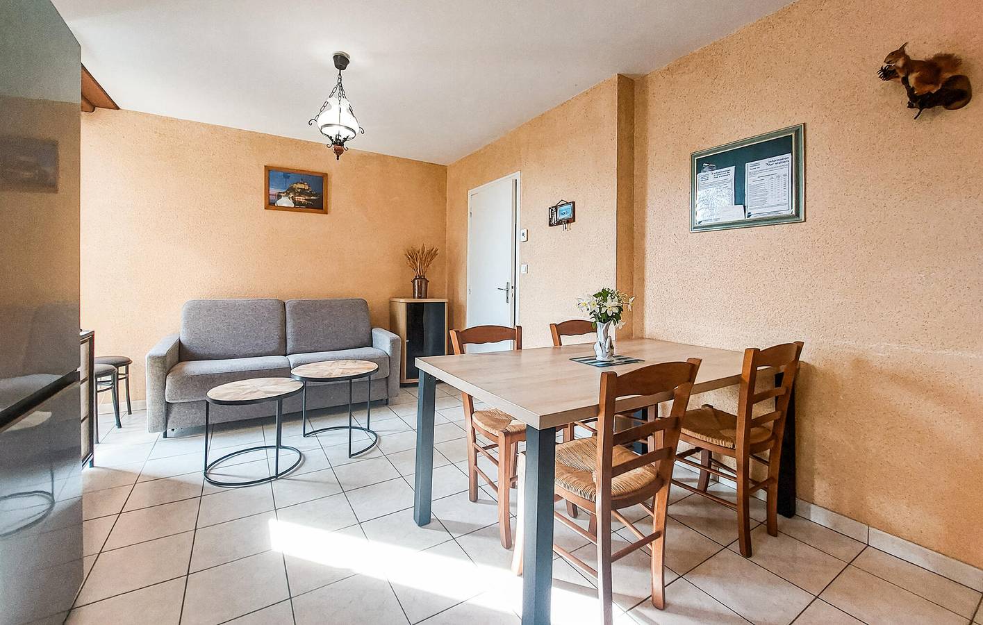 Gemütliche Wohnung mit WLAN, TV, Parkplatz und Garten in Fleurigné, Fougères-Vitré