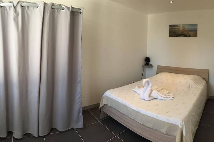 Location de vacances pour 6 personnes, avec piscine et jardin dans Plage des Boulassiers - 2