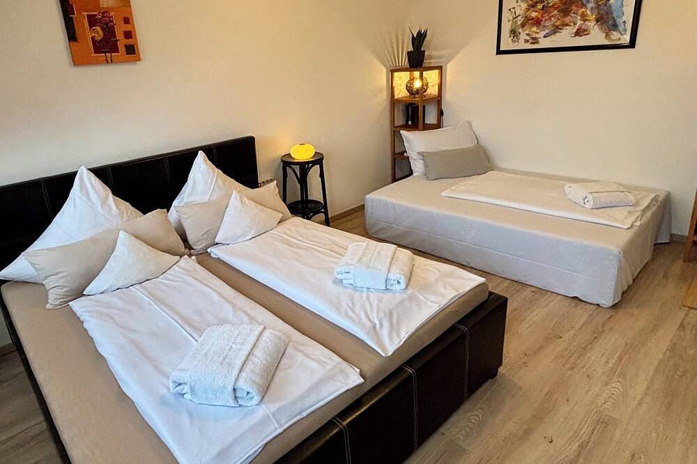 Ganze Wohnung, Helles Studio-Apartment – Zentral, Bahnhofsnähe, Bayreuth in Frankenalb