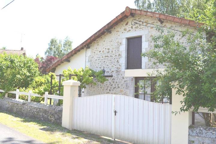 Appartement de vacances pour 4 personnes, avec jardin ainsi que piscine et terrasse, animaux acceptés en Charente - 2
