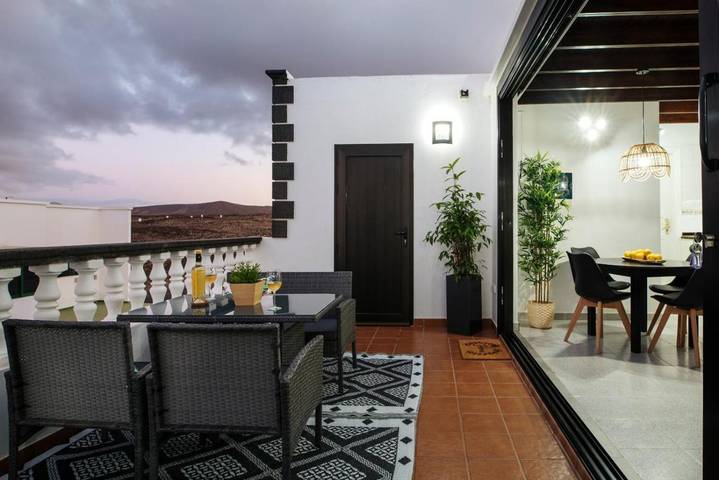 Location de vacances pour 2 personnes, avec Balcon ainsi que Terrasse et Vue à La Santa - 3