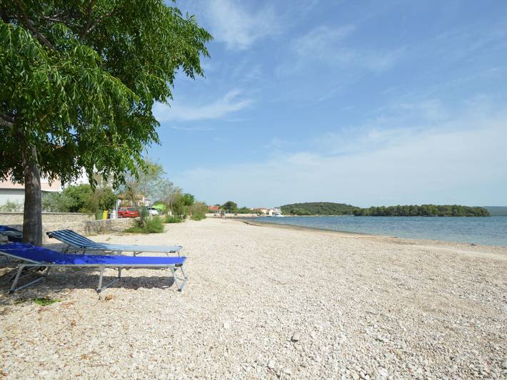 Ferienwohnung für 5 Personen, mit Seeblick und Garten sowie Balkon in Grad Šibenik - 3