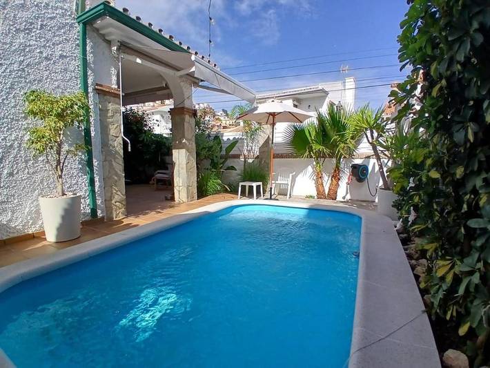 Casa de huéspuedes para 2 personas, con Terraza y Jardín además de Piscina y Vistas en Rincón de la Victoria