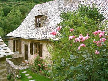 Gîte pour 2 personnes, avec jardin ainsi que piscine et vue, animaux acceptés à Entraygues-sur-Truyère