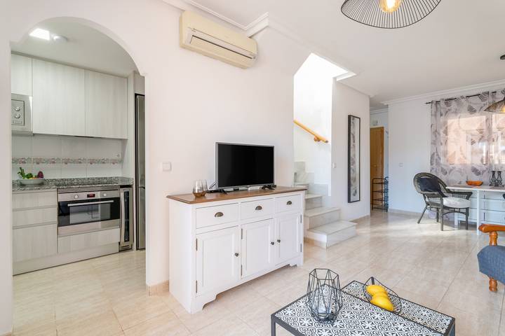 Geheel appartement, Vakantieappartement met zeezicht, gemeenschappelijk zwembad & jacuzzi, terrassen, tuin & Wi-Fi in Santa Pola, Costa Blanca