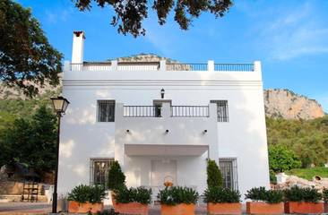Casa rural para 14 personas, con piscina además de jardín y vistas en Ubrique