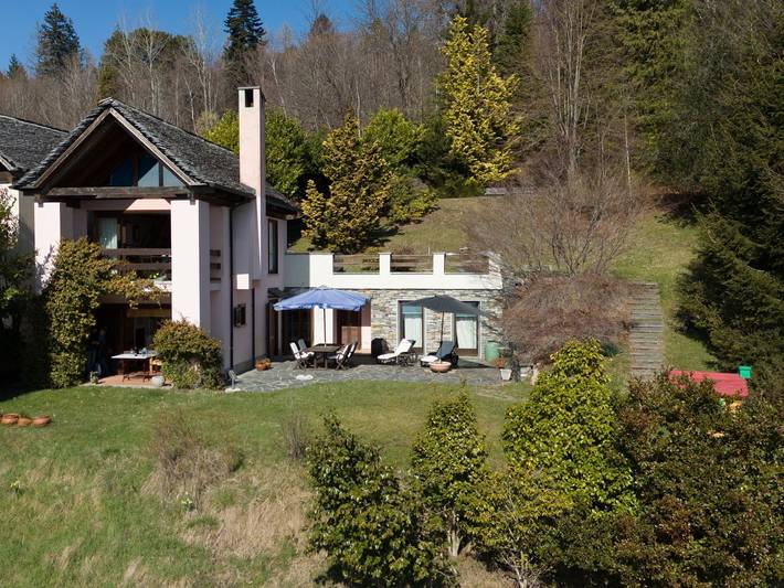 Location de vacances pour 6 personnes, avec jardin ainsi que vue sur le lac et terrasse dans Premeno