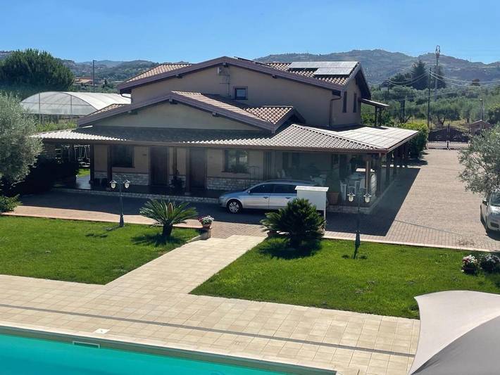 Agriturismo per 4 persone, con panorama e piscina nonché giardino, con animali domestici in Provincia di Cosenza