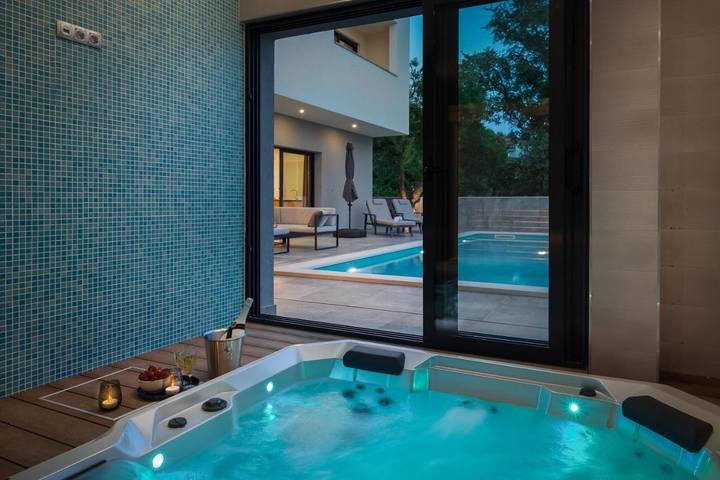 Villa pour 8 personnes, avec piscine et jardin ainsi que sauna et vue à Solin - 2