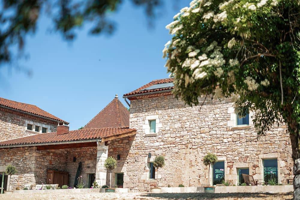 Domaine de Sourbil - Piscina climatizada - 27 prs in Saint-Antonin-Noble-Val, Macizo Central