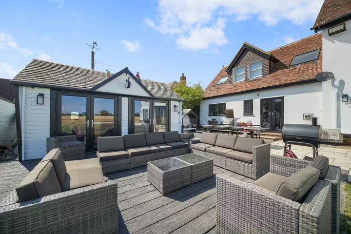 Berry Lodge I 5 Bed House Sleeps 10 -Hot Tub -Spa in Havering, London