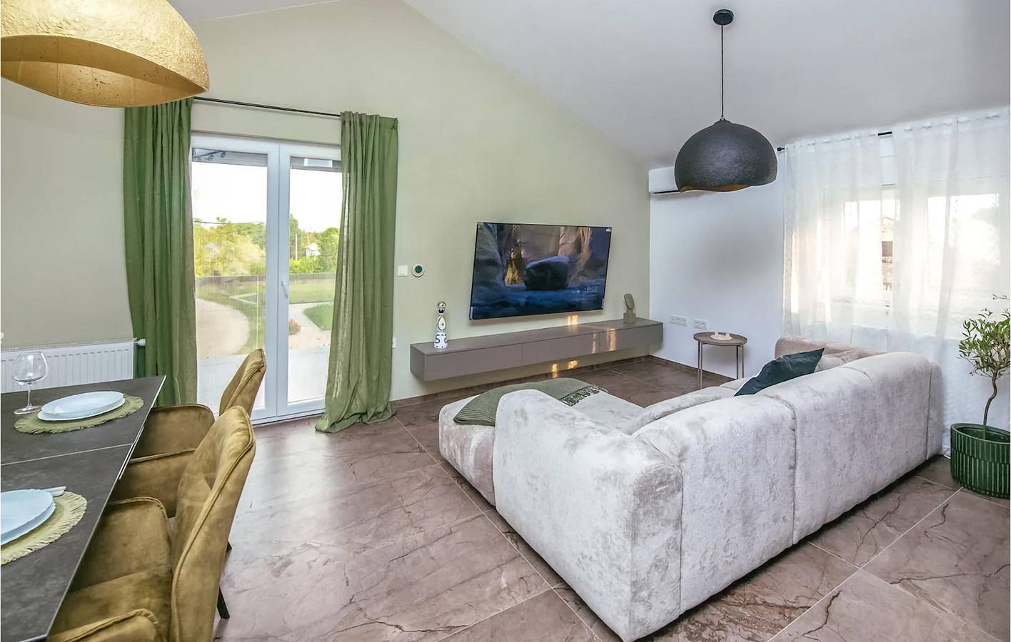 Ganze Ferienwohnung, Entspannung nur 2 km von Benkovac entfernt: Apartment am Pool mit Terrasse und WLAN in Šopot, Grad Benkovac