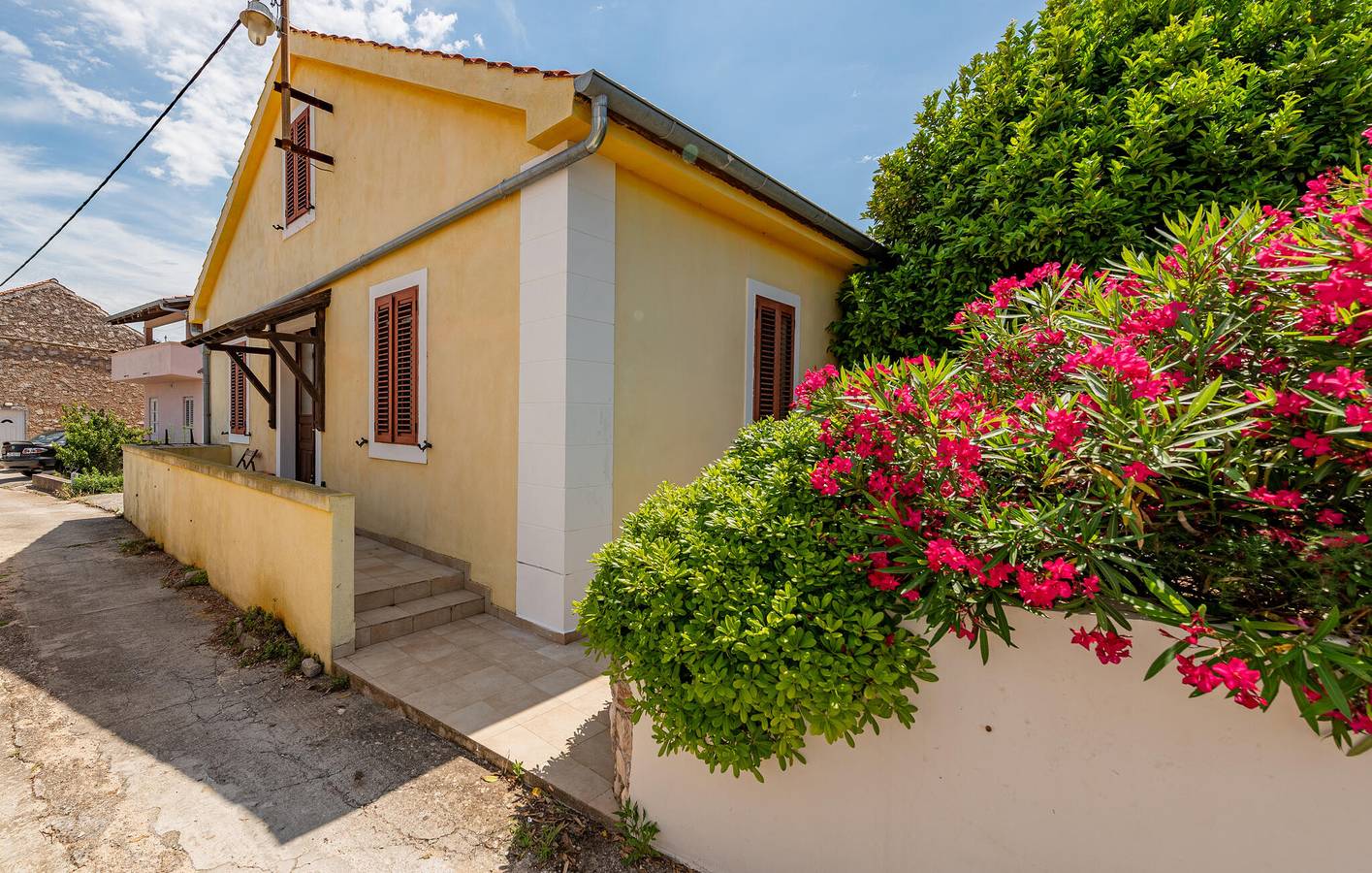 Ganze Ferienwohnung, Gemütliche 1-Zimmer-Wohnung mit WLAN, Terrasse und Parkplatz in Küstennähe in Zadar (Kommun), Iz
