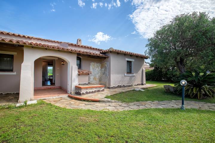 Villa 'Glory Piscina Privata' con Vista Montagna, Wi-Fi e Aria Condizionata in Punta De Su Turrione, Stintino