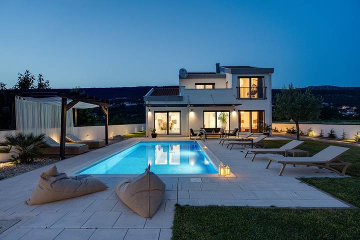 Villa pour 8 personnes, avec Balcon/Terrasse ainsi que Jardin et Piscine à Imotski