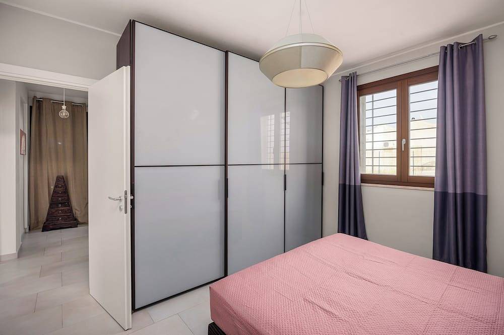 Exclusive villa with garden near the sea in Syrakus, Syrakus Provinz