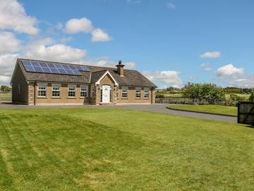 Holiday Home for 8 People in County Armagh, Ulster, Photo 1
