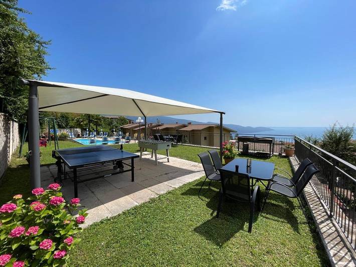 Appart’hôtel pour 4 personnes, avec piscine et vue ainsi que jardin et vue sur le lac